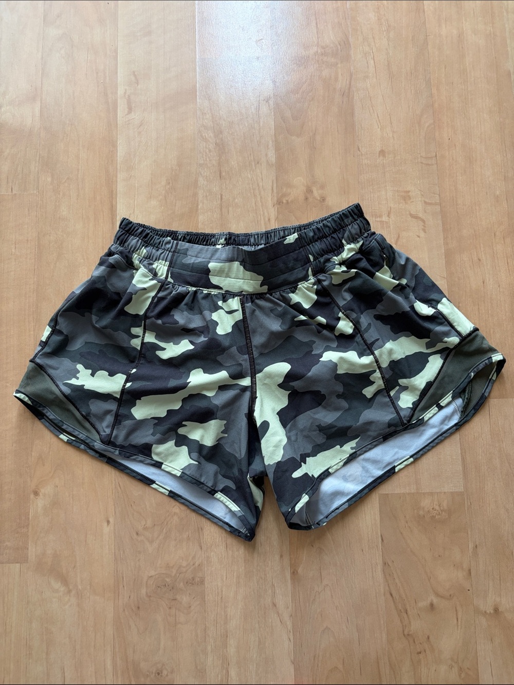 Size 6 Tall lululemon athletica Women's Hotty Hot Shorts